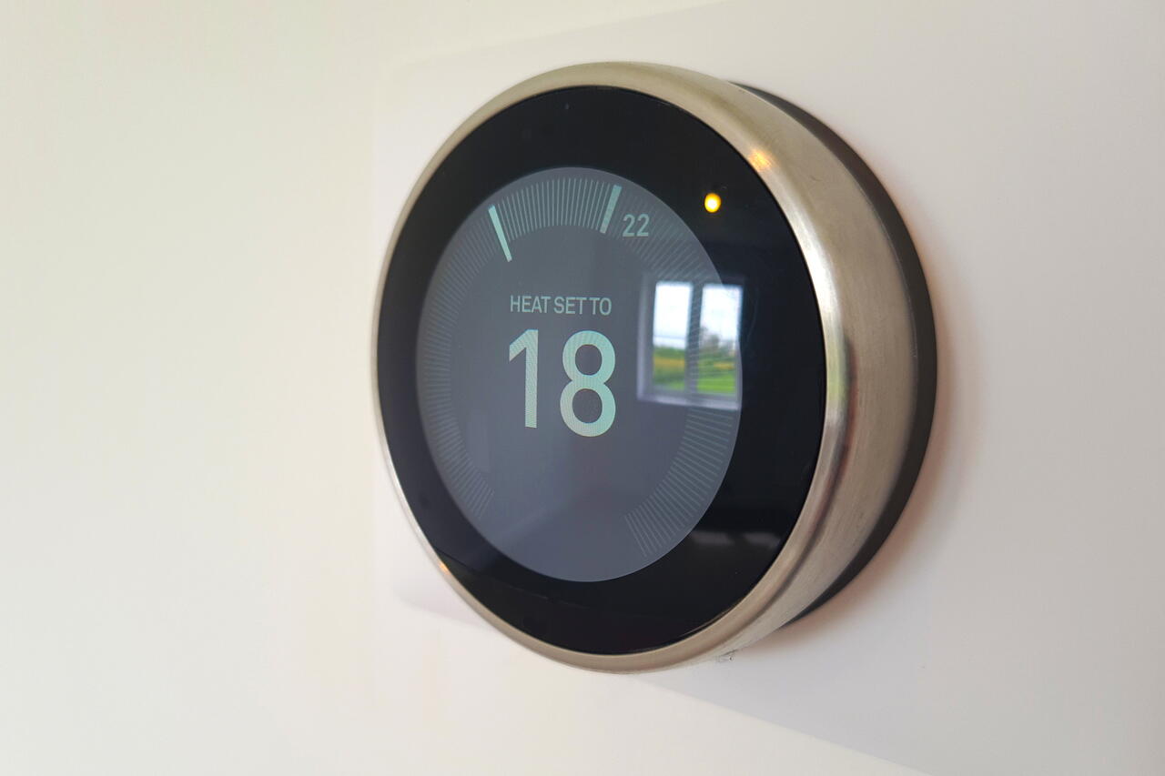 Image of a heating thermostat set at 18 degrees celcius.